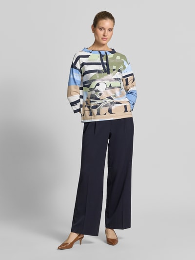 Vrouwenmodel draagt Sweatshirt aus Viskose-Mix mit Rundhalsausschnitt und Tunnelzug van Betty Barclay in multicolor, regular fit, met ronde hals en tunnelkoord, materiaalmix met stretch, volledige lichaamsvoorzijde.