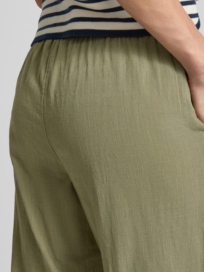 Frauenmodel trägt Weite Hose aus Baumwoll-Leinen-Mix Modell 'CAIA' von Vero Moda, Optik: Unifarben, Bundabschluss: Elastisch, Nahaufnahme Hüfte.