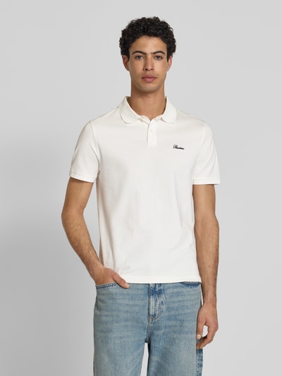 Männermodel trägt Slim Fit Poloshirt mit Label-Stitching von REVIEW aus Reine Baumwolle, Herren, Knopfleiste, jeansblau kombiniert, Ganzkörperansicht von vorne.