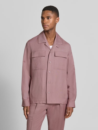 Männermodel trägt Regular Fit Hemdjacke aus Leinen-Viskose-Mix von Antony Morato in Altrosa, Reverskragen, Brusttaschen, Ganzkörperansicht von vorne.