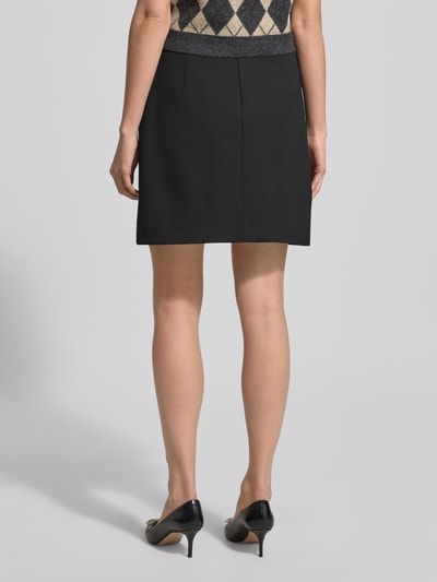 Männermodel trägt Ausgestellter Mini-Rock mit Schurwoll-Anteil Modell ARCADIA von Weekend Max Mara, efekt: jednolity kolor, rozkloszowana, długość mini, aplikacja: wyhaftowane logo, zapięcie: zamek błyskawiczny, prosty dół, wykończenie materiału: tkanina, widok: całkowity tył