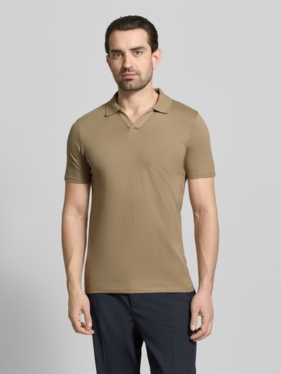 Männermodel trägt Slim Fit Poloshirt mit V-Ausschnitt von Lindbergh, beigefarbener Baumwoll-Elasthan-Mix, Ganzkörperansicht von vorne.