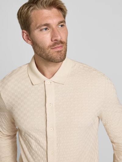 Männermodel trägt Regular Fit Freizeithemd mit Kentkragen von Paul Smith in Beige, reine Baumwolle, Nahaufnahme Oberkörper.
