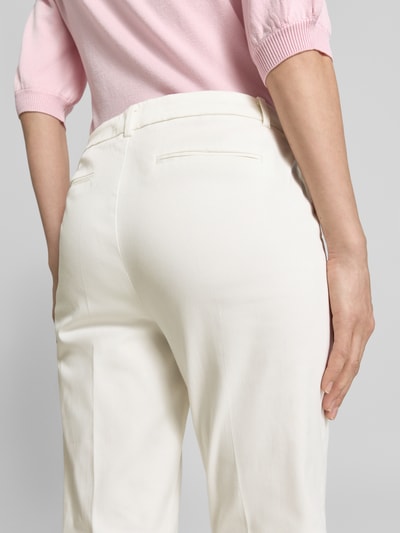 Vrouwenmodel draagt Hose mit Eingrifftaschen Modell 'DAYS CIGARET PANTS' van B.Young in witte katoen-elastaanmix met slim fit, detailopname rugaanzicht.