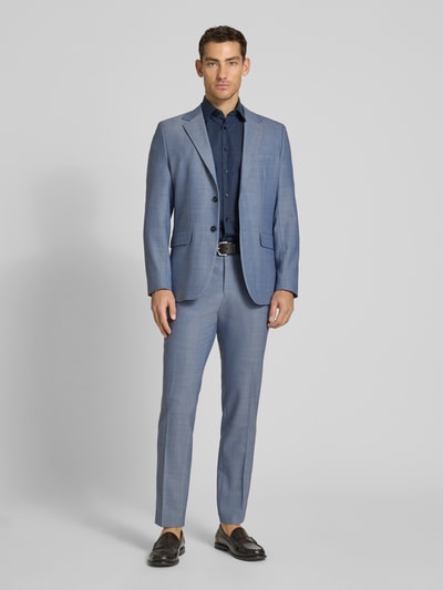 Männermodel trägt Regular Fit Business-Hemd aus Baumwolle mit Kentkragen von Christian Berg Men, marineblau, Ganzkörperansicht von vorne.