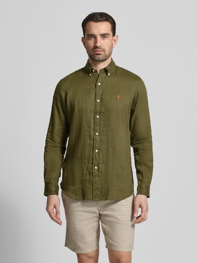 Männermodel trägt Regular Fit Freizeithemd aus reinem Leinen von Polo Ralph Lauren, olivgrün, unifarben, Naturstruktur, Ganzkörperansicht von vorne.