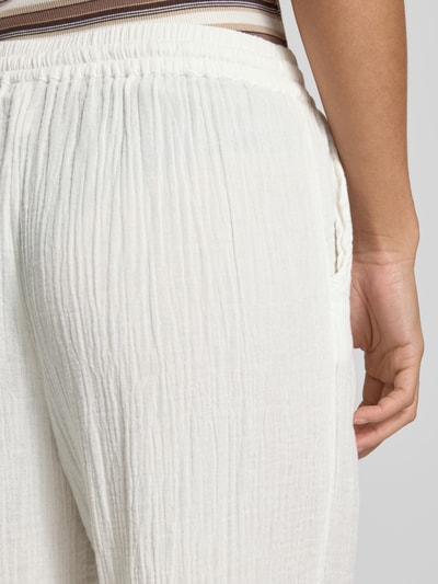 Frauenmodel trägt Relaxed Fit Weite Hose aus Bio-Baumwolle Modell 'THYRA' von Only, Optik: Unifarben, Materialverarbeitung: Crêpe, Detailaufnahme Hüfte.