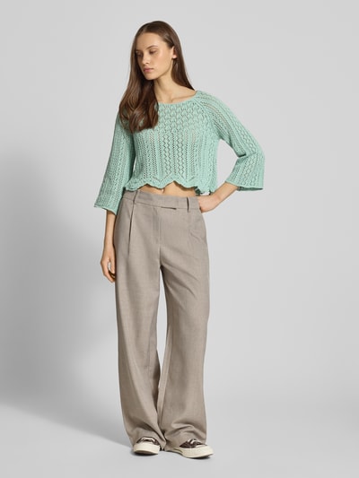 Frauenmodel trägt Cropped Pullover aus Baumwoll-Mix Modell 'NOLA' von ONLY, Optik: Unifarben, Grobstrick, Regular-Fit, Rundhals, 3/4-Arm, Ganzkörperansicht von vorne.