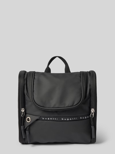Produktfoto, Kulturtasche mit Label-Details Modell 'Blanc Delight' von bugatti, schwarz mit Reißverschluss und Tragehenkel, strukturierte Textur.
