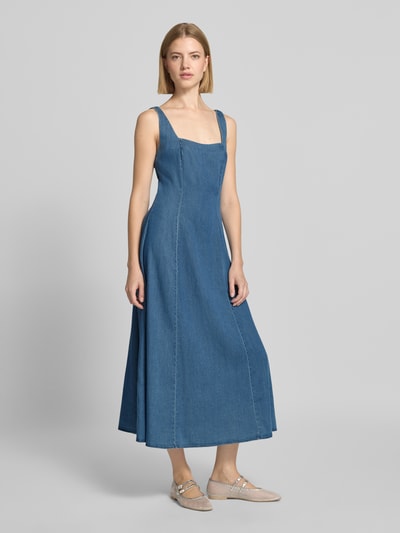 Frauenmodel trägt Midikleid in Denim-Optik mit Karree-Ausschnitt von Jake*s Casual, A-Linie, Lyocell-Baumwoll-Mix, Ganzkörperansicht von vorne.