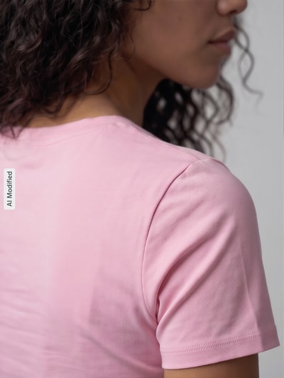 Frauenmodel trägt Slim Fit T-Shirt aus Baumwoll-Mix Modell 'RILEY' von ONLY in Hellrosa, glatte Textur, Nahaufnahme Oberkörper, Damen T-Shirt von ONLY, KI-modifiziertes Bild.
