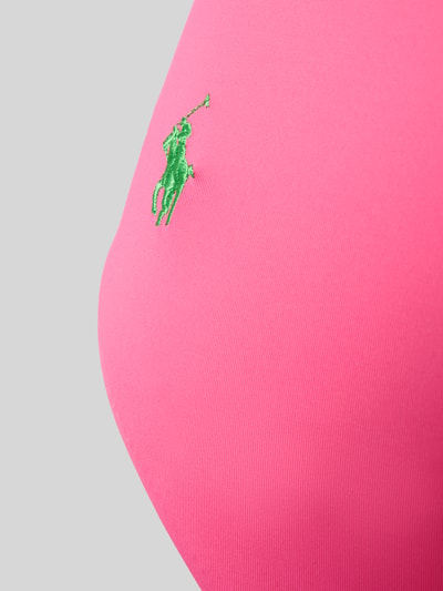 Männermodel trägt kostium kąpielowy z efektem: jednolity kolor z wyhaftowanym logo, wykończenie materiału: stretch, Badeanzug mit Logo-Stitching od Polo Ralph Lauren, detailaufnahme.