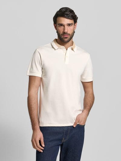 Męski model nosi Regular Fit Poloshirt mit Knopfleiste Modell 'PAUL' von GUESS, mieszanka bawełny z dodatkiem streczu, krój regular fit, długość tyłu w rozmiarze M: 69 cm, widok na całe ciało z przodu.
