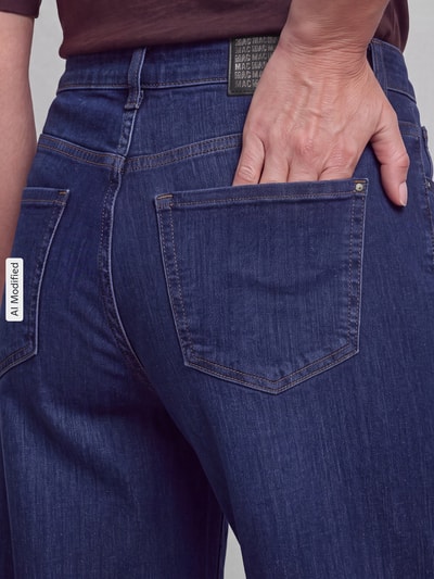 Frauenmodel trägt Wide Leg Jeans aus Modal-Mix von MAC in dunklem Blau, sichtbare Textur, Detailaufnahme Rückansicht, Damen Wide & Loose Fit Jeans von MAC, KI-modifiziertes Bild.
