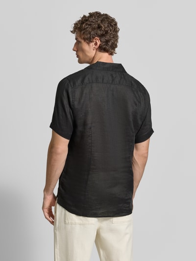 Männermodel trägt Modern Fit Freizeithemd aus Leinen Modell 'CAMICIA' von MARKUP in Schwarz, Kentkragen, Knopfleiste, Ganzkörperansicht Rückansicht, Rückenlänge bei Größe M: 74 cm, Schulterbreite: 43 cm, Ärmellänge: 26 cm.