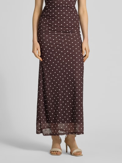 Frauenmodel trägt Maxirock im Allover-Look Modell 'Mimi Flute' von Forever New, braunes Mesh mit weißen Punkten, A-Linie, Nahaufnahme Unterkörper, Bundweite bei Größe 36: 43 cm, Gesamtlänge bei Größe 36: 100 cm.