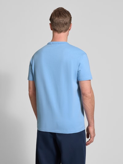 Männermodel trägt Regular Fit T-Shirt aus reiner Baumwolle von Polo Ralph Lauren, Optik: Unifarben, Ganzkörperansicht Rückansicht.