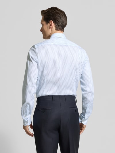 Männermodel trägt Body Fit Business-Hemd mit Kentkragen von OLYMP Level Five im hellen Baumwoll-Elasthan-Mix, Ganzkörperansicht Rückansicht. Rückenlänge, Schulterbreite und Ärmellänge in Größe 40L im Kontext.