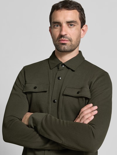 Männermodel trägt Relaxed Fit vrijetijdsoverhemd uit katoenmix model 'JACKIE' van Selected Homme, Heren, olijfgroen, Nahaufnahme Oberkörper
