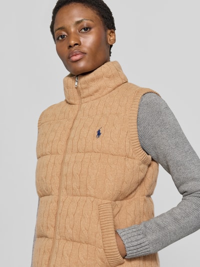 Kobiece model prezentuje Regular Fit kamizelkę z mieszanki wełny i kaszmiru od Polo Ralph Lauren, zbliżenie na górną część ciała.