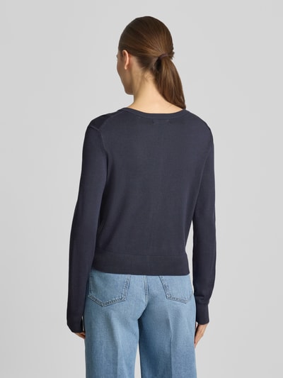 Frauenmodel trägt Regular Fit Cardigan aus Viskose-Mix von Christian Berg Woman in Dunkelblau, Rückenlänge 48 cm, Rückenansicht.