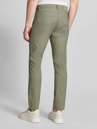 Männermodel trägt Regular Fit Hose mit Label-Detail Modell 'Lyon' von Pierre Cardin, Baumwoll-Mix mit Stretch-Anteil, fein strukturiert, hellgrün, Ganzkörperansicht Rückansicht.