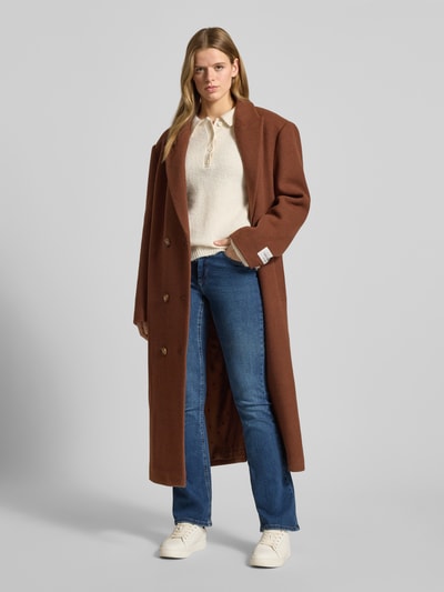 Frauenmodel trägt Bootcut Jeans im 5-Pocket-Design Modell 'ONLBLUSH' von ONLY, blaue Baumwollmischung mit Stretch-Anteil, Ganzkörperansicht von vorne.
