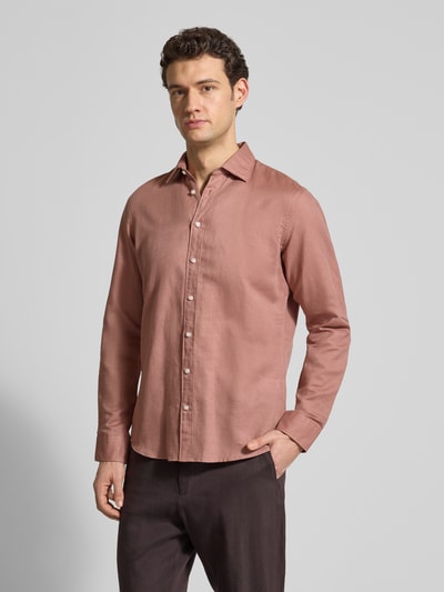Männermodel trägt Regular Fit Freizeithemd aus Leinen-Mix von Jake*s in rosé, glatte Textur, Kentkraag, doorknoopsluiting, ganzkörperansicht von vorne.