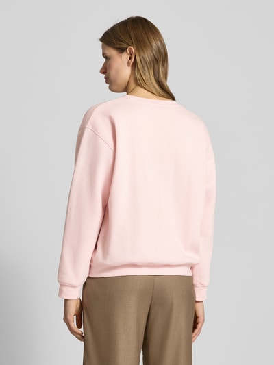 Frauenmodel trägt Sweatshirt mit gerippten Abschlüssen von Levi's®, hellrosa, lockerer Schnitt, Baumwoll-Mix, Ganzkörperansicht Rückansicht.