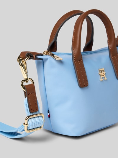 Produktfoto, Henkeltasche mit Logo-Applikation aus Metall Modell 'POPETTE MICRO' von Tommy Hilfiger in Unifarben mit Leder-Applikationen, Reißverschluss, Hauptfach, Reißverschlussfach innen, Tragehenkel und abnehmbarem Schulterriemen, hellblauer Stoff mit braunen Details, goldfarbene Metall-Akzente.