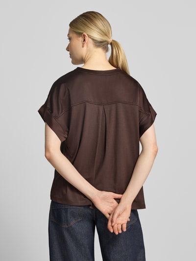 Frauenmodel trägt T-Shirt mit Serafino-Ausschnitt Modell 'SELITA' von b.young in Braun, Satin, Regular Fit, Rückansicht, Damenmode