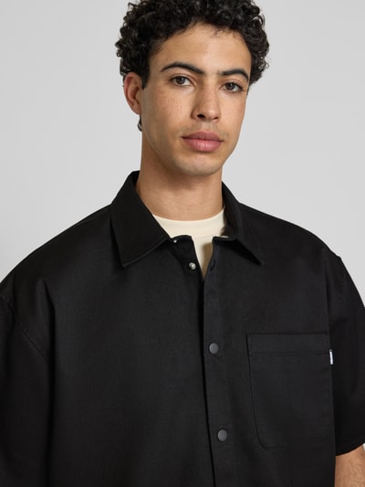Männermodel trägt Relaxed Fit vrijetijdsoverhemd met borstzak van REVIEW, materiaalmix met katoen, kentkraag, knoopsluiting, 1/2-mouwen, Nahaufnahme Oberkörper.