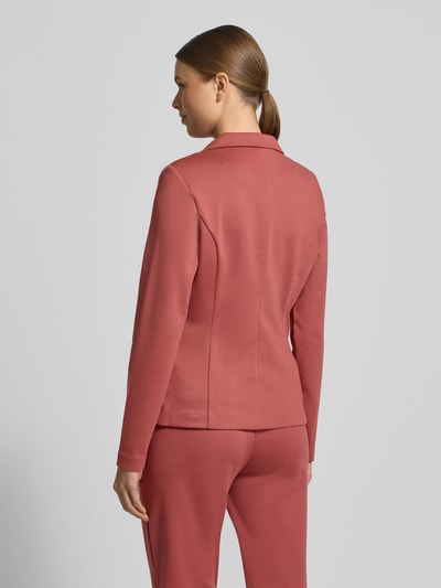 Frauenmodel trägt Blazer mit Reverskragen Modell 'KATE' von ICHI, rosafarbener Material-Mix, Rückansicht, Ganzkörperansicht Rückansicht. Regular Fit, Knopfverschluss, Paspeltaschen, Viskose-Anteil, Rückenlänge 63 cm bei Größe S.