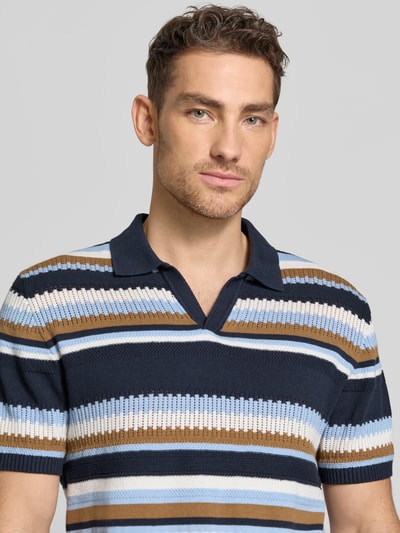 Männermodel trägt Strickshirt im Allover-Look mit Polokragen von MCNEAL aus Reine Baumwolle, Regular-Fit, Nahaufnahme Oberkörper.