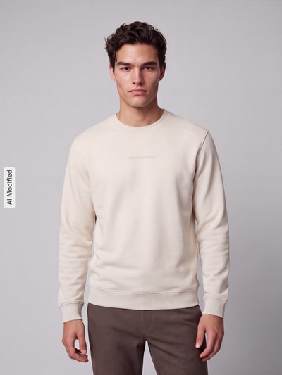 Männermodel trägt Regular Fit Sweatshirt aus reiner Baumwolle von Marc O'Polo DENIM in Creme, glatte Textur, Ganzkörperansicht von vorne, KI-modifiziertes Bild.