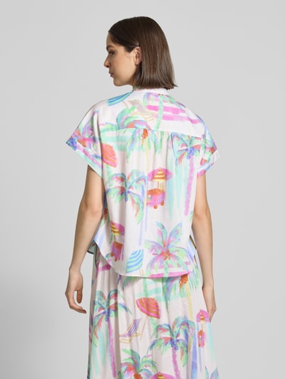 Frauenmodel trägt Regular Fit Bluse im Allover-Look mit Stehkragen von Milano Italy, reine Baumwolle, bunte Muster auf Weiß, Ganzkörperansicht Rückansicht.