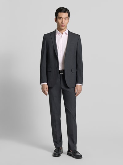 Männermodel trägt Regular Fit Business Hemd aus Baumwolle mit Kentkragen von Jake*s in Rosa, glatte Textur, Ganzkörperansicht von vorne.
