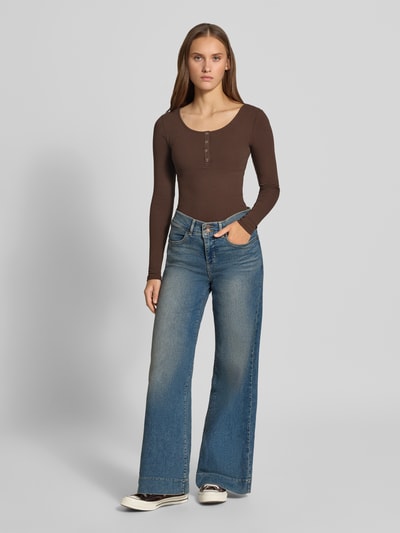 Vrouwenmodel draagt Slim Fit shirt met lange mouwen uit katoenmix Model 'KITTE' van PIECES, look: effen, ribstructuur, henley-hals, mouwvorm: lang, volledige lichaamsvoorzijde.