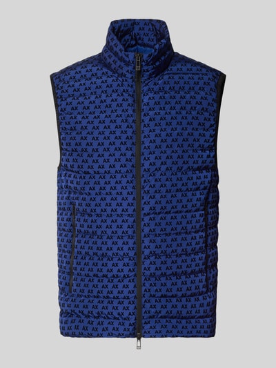 Produktfoto, Regular Fit Weste mit Entendaunen- und Federn Modell 'PIUMINO' von Armani Exchange, blau-schwarzer Allover-Logo-Print, Stehkragen, Zweiwege-Reißverschluss, mäßig glänzende Textur, Herren Weste, Rückenlänge 67 cm, Schulterbreite 46 cm, Brustweite 54 cm, von Armani.