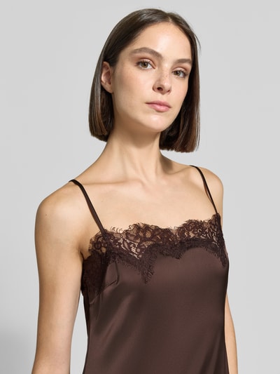 Frauenmodel trägt Fließendes Cocktailkleid mit Spitzenbesatz von Jake*s Cocktail in Dunkelbraun mit Spitzenstruktur, Nahaufnahme Oberkörper.