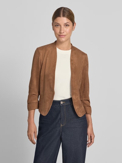 Kobieta modelka nosi Taillierter Kurzblazer mit 3/4-Arm od Betty Barclay w kolorze brązowym, prosty krój, tekstura zamszowa, widok na górną część ciała z przodu