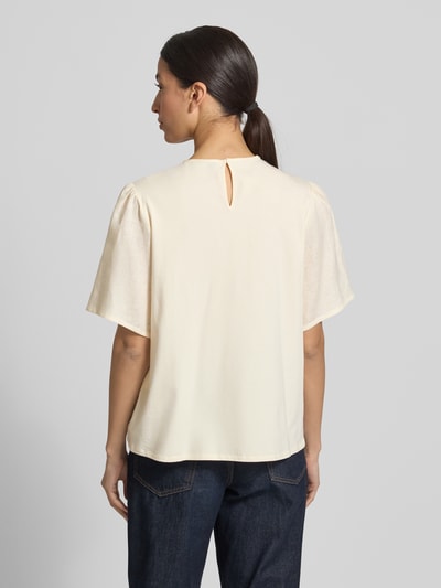 Vrouwenmodel draagt Loose Fit T-shirt uit puur linnen model 'BACINO' van Weekend Max Mara met all-over bloemenmotief, intarsia details, u-hals, korte mouw en gevlamd garen, materiaal linnen, licht crèmekleurig, achterkant geheel zichtbaar. Ganzkörperansicht Rückansicht