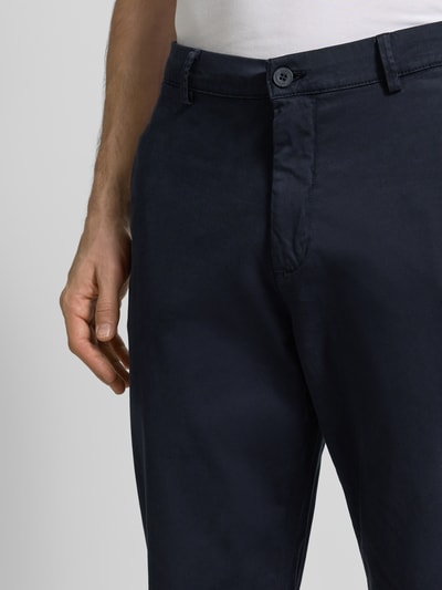Männermodel trägt dunkelblaue Chino mit Eingrifftaschen Modell 'PEPE' von Casual Friday, Nahaufnahme Oberkörper, Regular Fit.