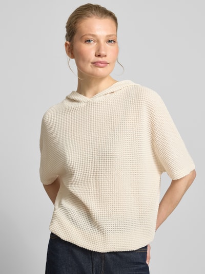 Frauenmodel trägt Strickshirt mit Kapuze Modell 'Gikaria' von OPUS aus Material-Mix mit Baumwoll-Anteil, Strukturmuster, Relaxed-Fit, Ganzkörperansicht von vorne.