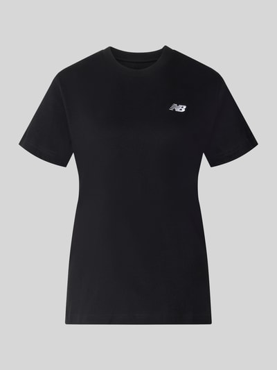 Produktfoto, schwarzes Regular Fit T-Shirt aus reiner Baumwolle von New Balance mit weißem Logo-Stitching, kurze Ärmel, Rundhalsausschnitt