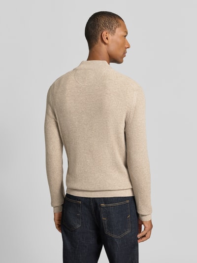 Männermodel trägt sweter z dzianiny w kolorze beżowym, imitacja dzianiny, kołnierz zapinany, długi rękaw, zamek błyskawiczny, Troyer aus Woll-Cashmere-Mix Modell 'Steffen' von BRAX, Ganzkörperansicht Rückansicht