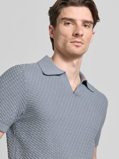 Männermodel trägt Poloshirt mit Polokragen und V-Ausschnitt von JAKE*S STUDIO MEN, reine Baumwolle, graue Reliefstruktur, Nahaufnahme Oberkörper.