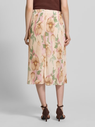 Frauenmodel trägt Midirock mit Plisseefalten Modell 'Ki44anii' von ZABAIONE im Allover-Look, florale Muster, A-Linie, Ganzkörperansicht Rückansicht. Bundweite bei Größe S: 35 cm, Gesamtlänge bei Größe S: 74 cm.