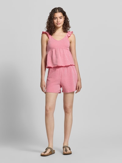 Frauenmodel trägt Regular Fit Shorts aus Baumwoll-Mix Modell 'MISTY' von Only, Optik: Allover-Muster, gestreift, Seersucker, Ganzkörperansicht von vorne.
