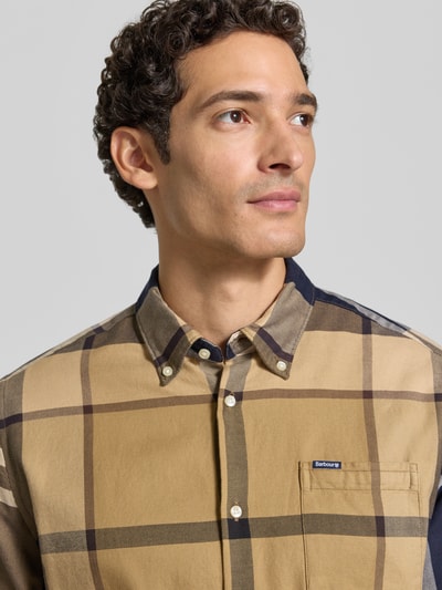 Männermodel trägt Regular Fit Hemd aus reiner Baumwolle von Barbour in Beige mit großem Karomuster, Nahaufnahme Oberkörper, Herren Freizeithemd von Barbour.